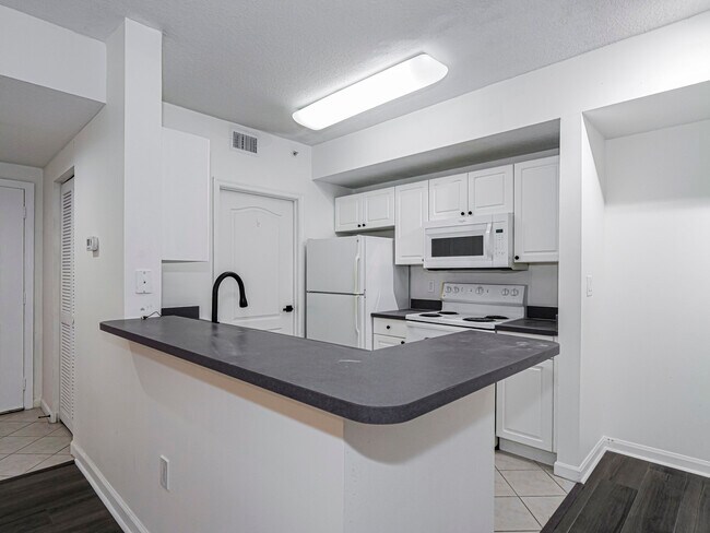 Building Photo - 5090 Fairways Cir