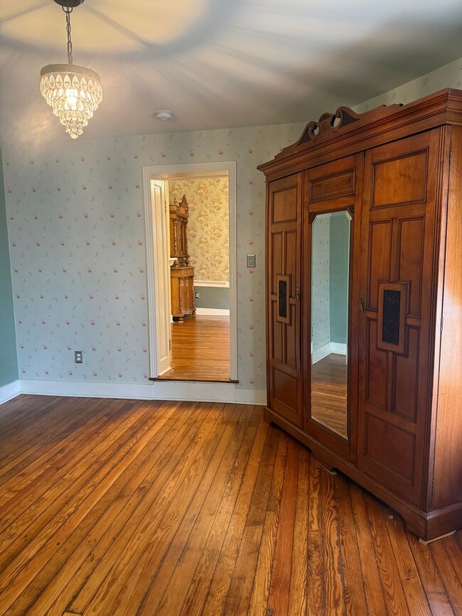 Building Photo - Charming Unit in the Heart of Downtown Frederick