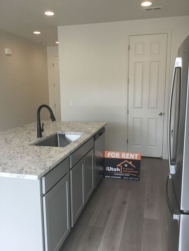 Building Photo - 3 bdrm 2 1/2 bath Home- Small Dog Friendly