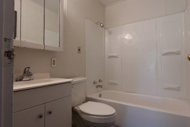 Building Photo - 9631 Pippin Rd