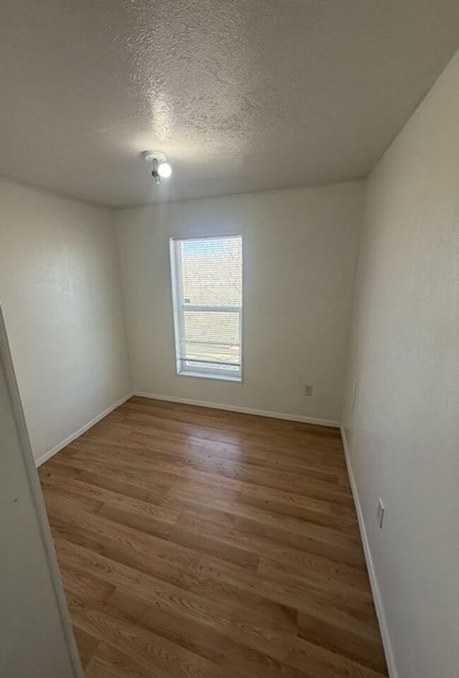 Building Photo - 3 bedroom single wide in Ryndon with Garage