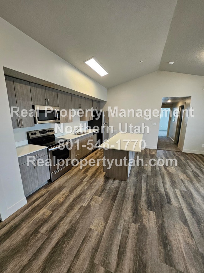 Building Photo - 2 Bedroom 2 Bath Top Level Apartment Avail...