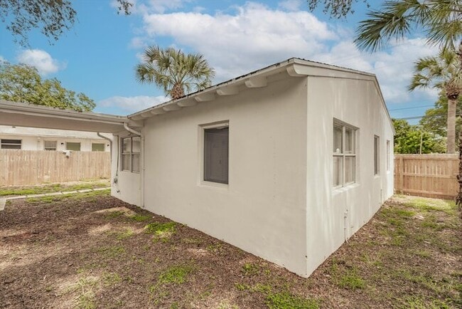 Building Photo - TWO BEDROOM CHARMER IN WEST PALM BEACH