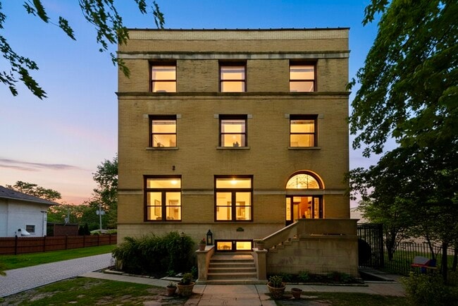 Building Photo - 117 S Lombard Ave