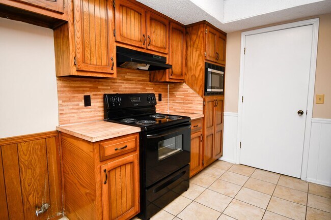 Building Photo - Well-maintained 3-bedroom, 2-bath ranch-style home