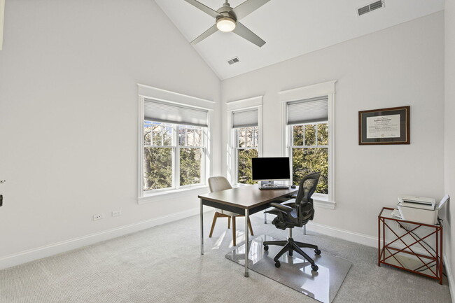 Building Photo - 4322 N Hermitage Ave