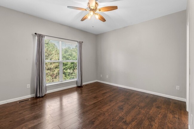 Building Photo - Beautiful 3-Bed, 3-Bath Home in Excellent ...