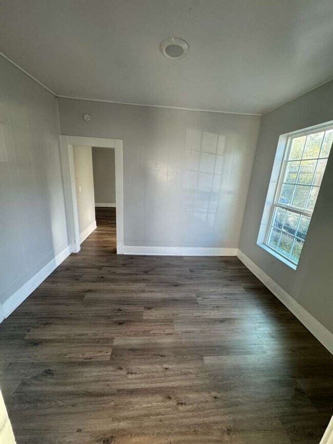 Building Photo - 160 E Elgie St