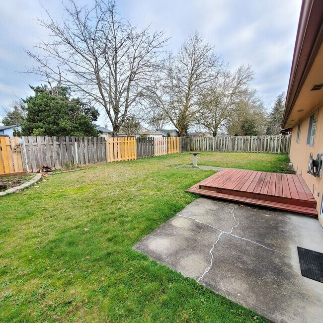 Building Photo - Madrona Way Duplex