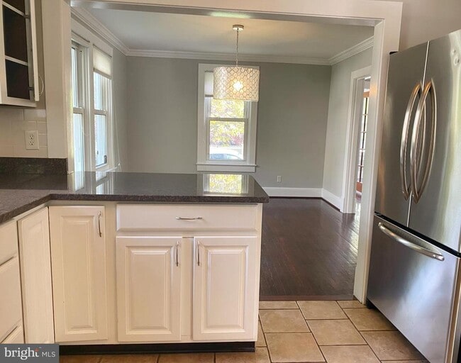 Building Photo - 432 E Luray Ave