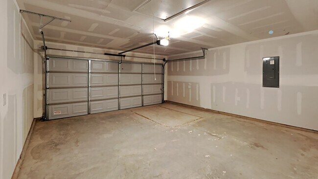 Building Photo - Very Nice and Spacious 4 Bedroom 2 Bath Home With Office/Flex Space in Yukon Schools