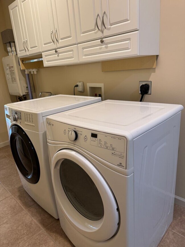 Building Photo - Weaverville - Well Kept Townhome with Flex Space