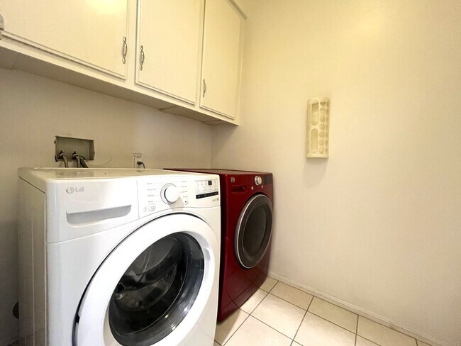 Building Photo - 3 bed, 2 bath located in Corona, CA!