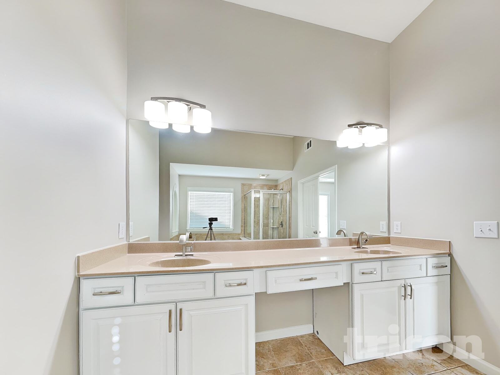 Building Photo - 1533 Country Wood Dr