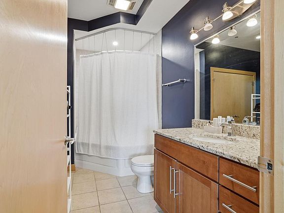 Building Photo - 1550 E Royall Pl