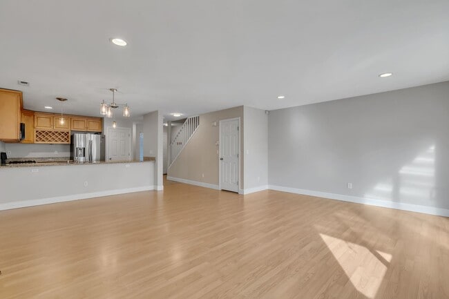 Building Photo - SILVER FIRS 3 BED 2.5 BATH TOWNHOUSE AVAILABLE NOW