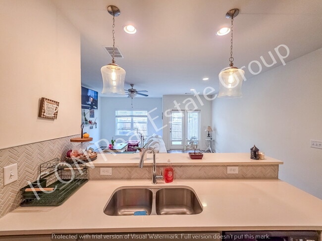 Building Photo - Spacious 3/2.5 Townhome
