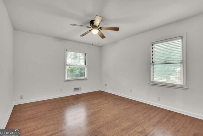 Building Photo - 2015 E Camellia Dr