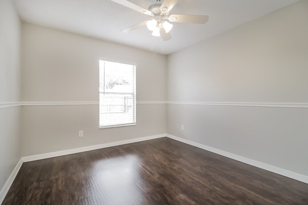 Building Photo - 2630 Delcrest Dr