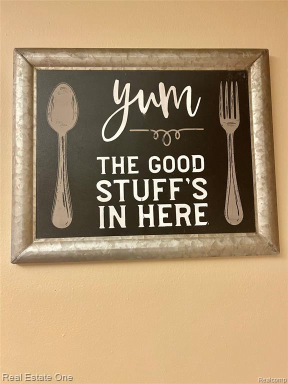 Building Photo - 688 E Fox Hills Dr