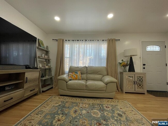 Building Photo - 11 Raymond Pl