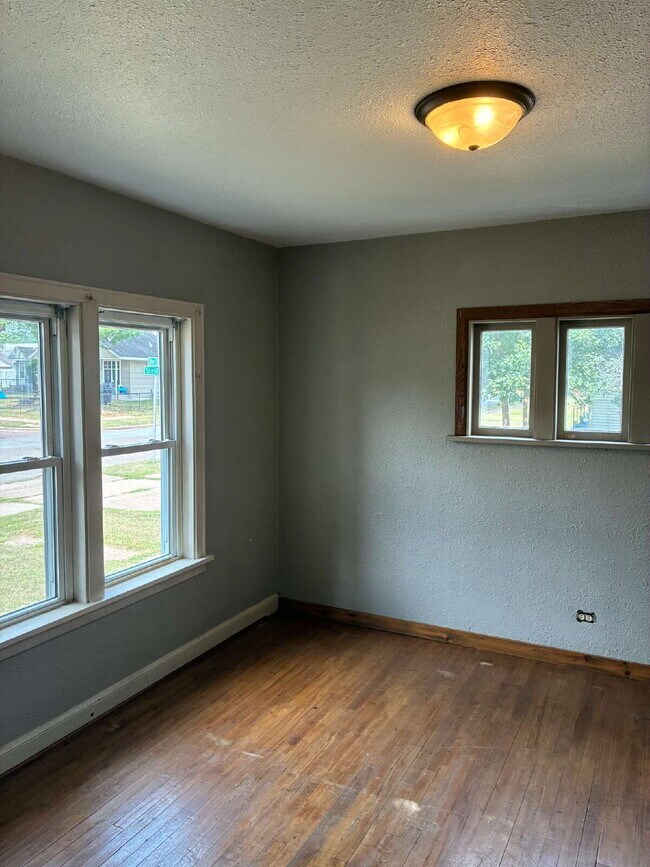 Building Photo - 1 Bedroom, 1 Bathroom, Additional Bonus Room and Detached Garage