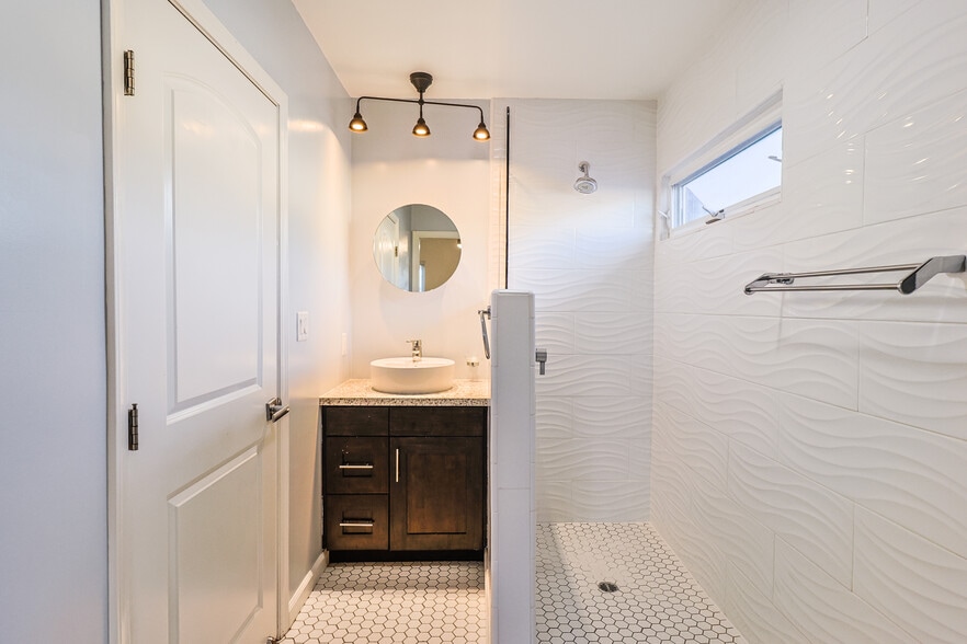 Building Photo - 256 W Tujunga Ave