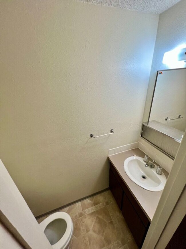 Building Photo - Spacious 2 Bed / 1.5 Bath Triplex in Quiet Clarkston Neighborhood