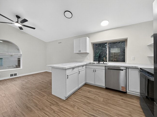 Building Photo - 5502 NE 10th St