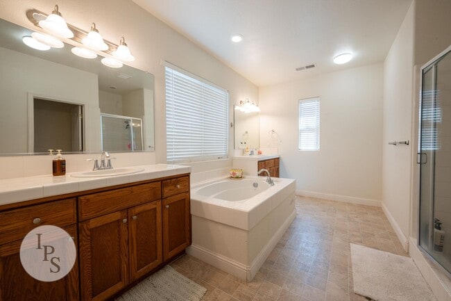 Building Photo - North Clovis Home, 4BR/3.5BA, CUSD - Lots ...