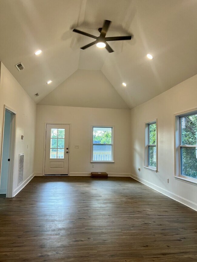 Building Photo - Charming 3-Bed, 2-Bath Gem on Arlington Ave