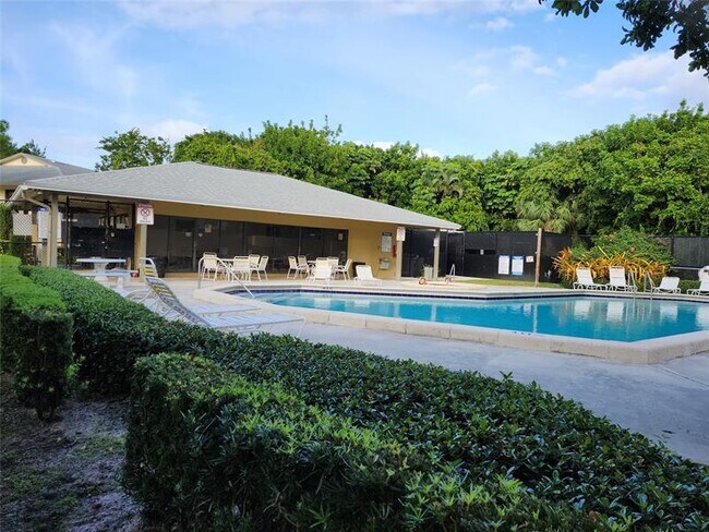 Primary Photo - 545 Trace Cir