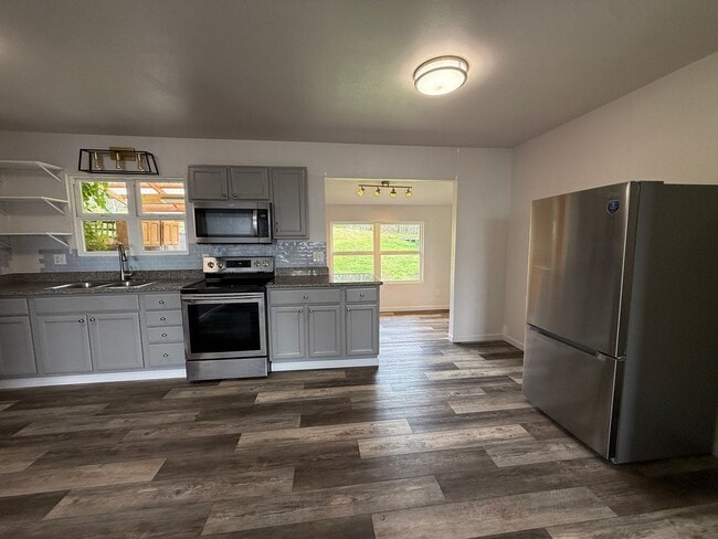 Building Photo - Unfurnished 2 bed/1 bath Kula Cottage with fully fenced yard