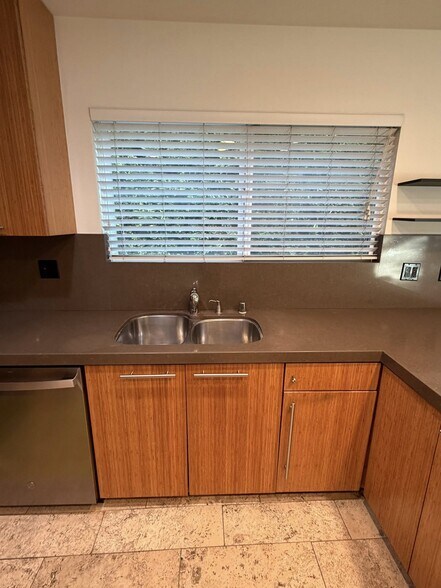 Building Photo - 832 N Las Palmas Ave