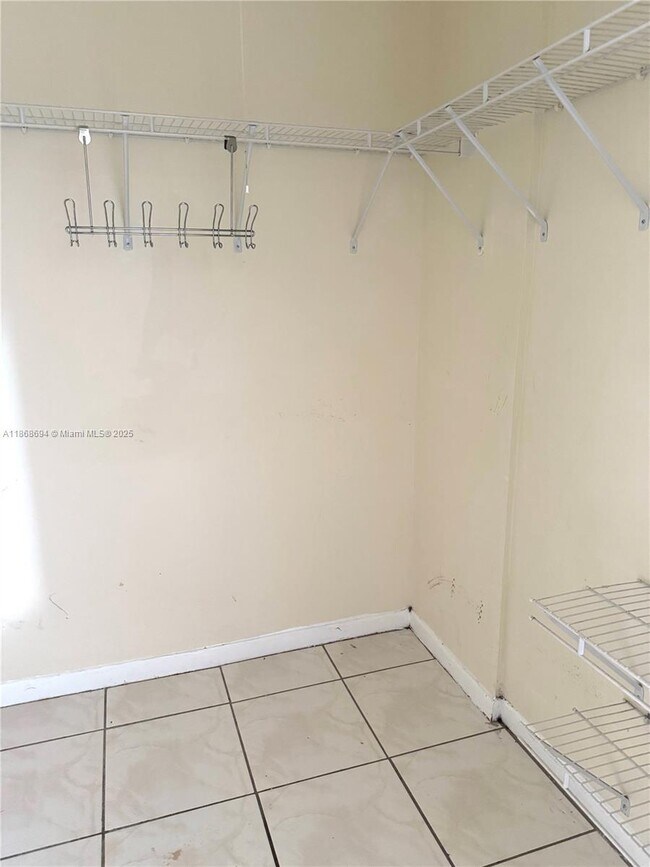 Building Photo - 9440 Fontainebleau Blvd