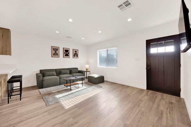 Building Photo - 2206 N Brighton St