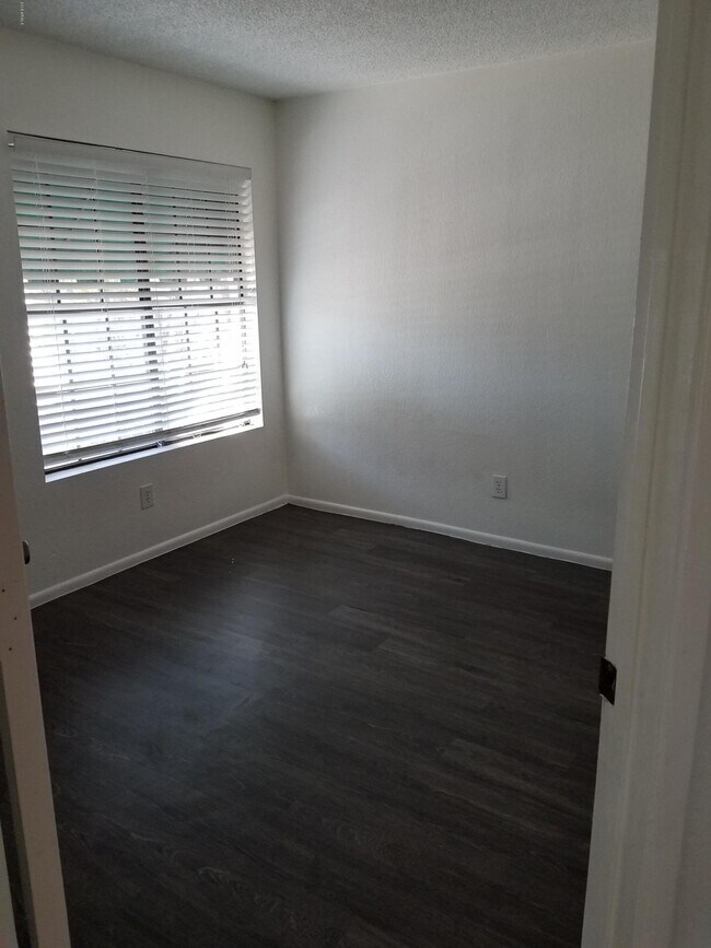 Building Photo - 2114 W Monona Dr