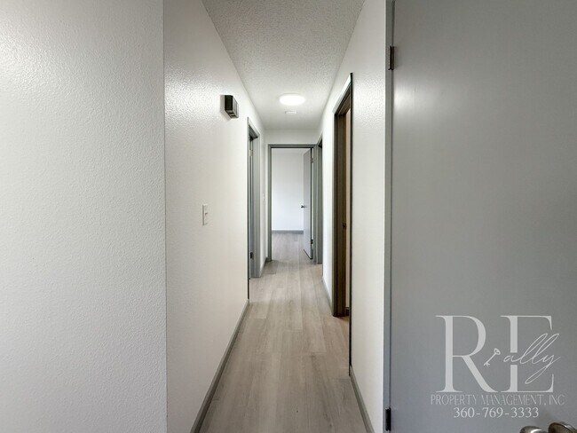 Building Photo - Bright 3BR Home on Amelia Ct | LVP Floors,...