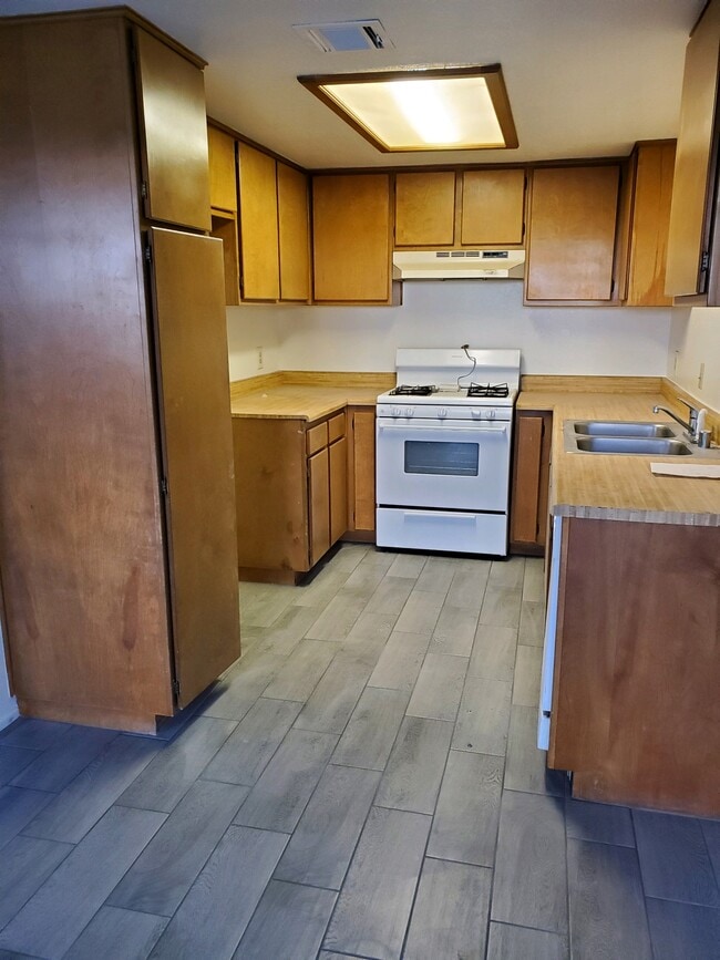 Kitchen - 16247 Viho Rd