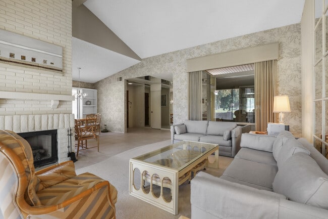 Building Photo - 175 Gran Via