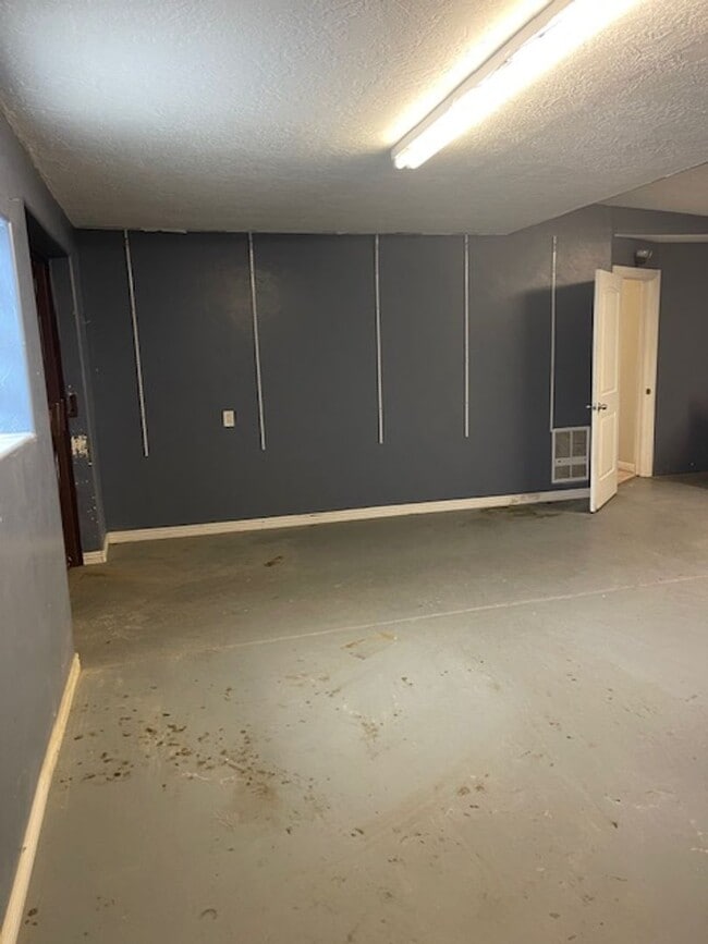 Building Photo - Mixed Use Unit