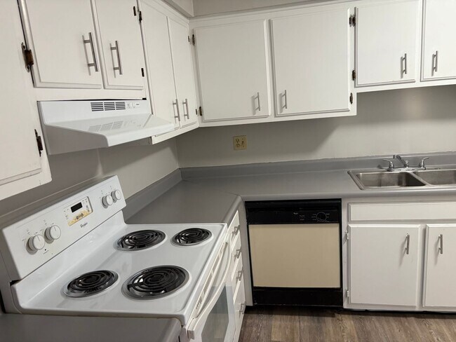 Building Photo - 515 Basswood Ave