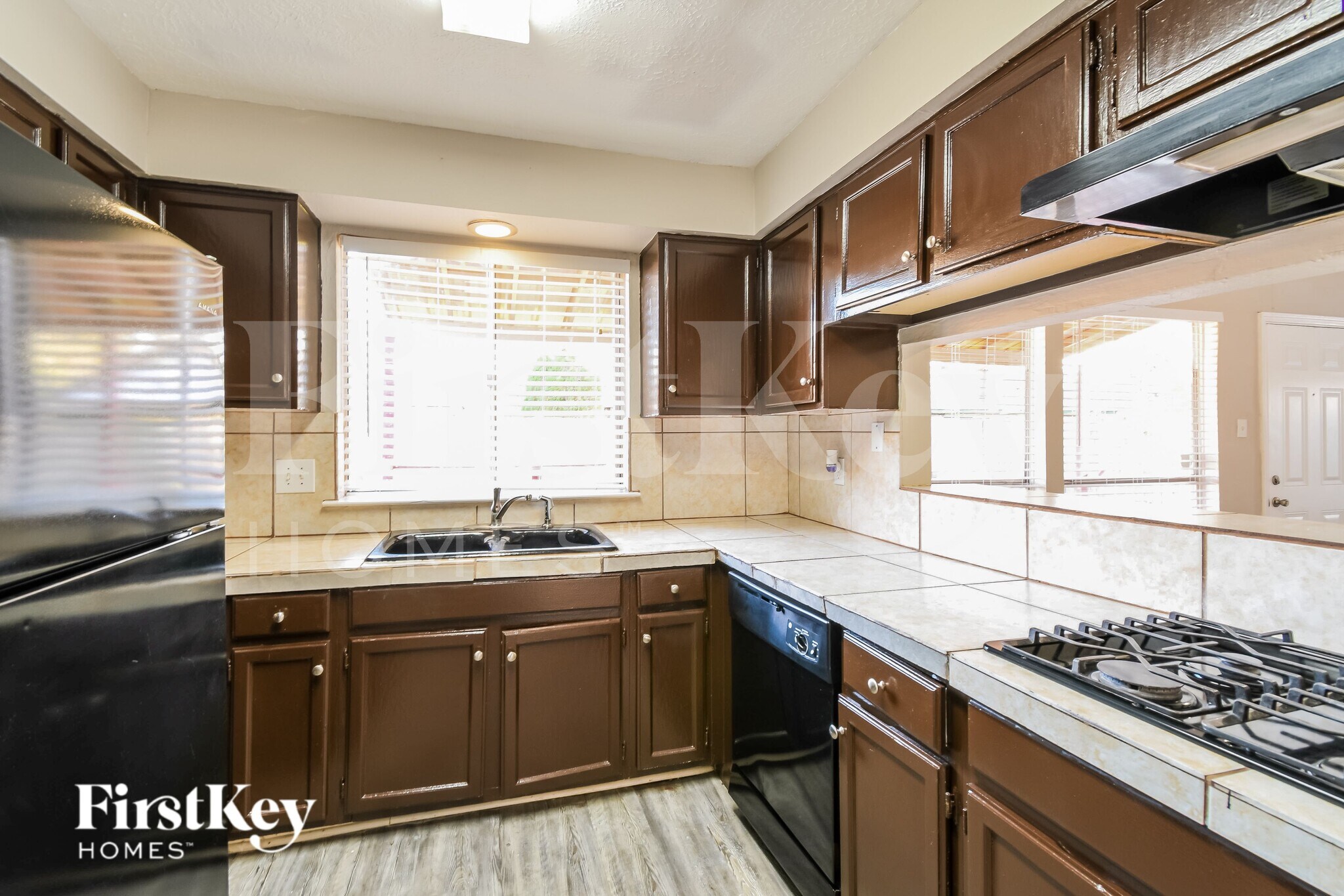 Building Photo - 15915 Vista Del Mar Dr