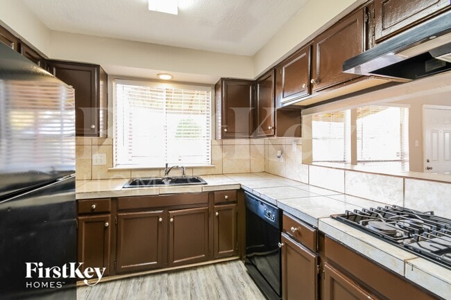 Building Photo - 15915 Vista Del Mar Dr