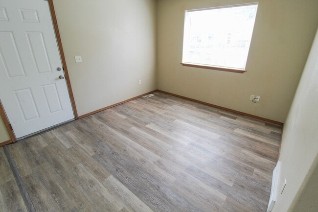 Building Photo - 407 E 8th Ave