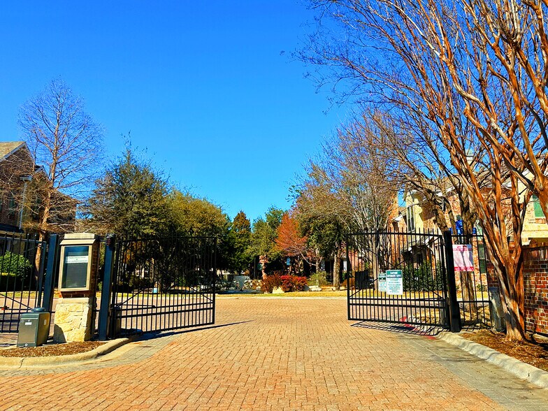 Building Photo - 1206 Emerald Glen