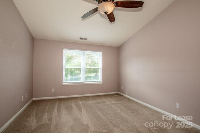 Building Photo - 9366 Greenheather Dr