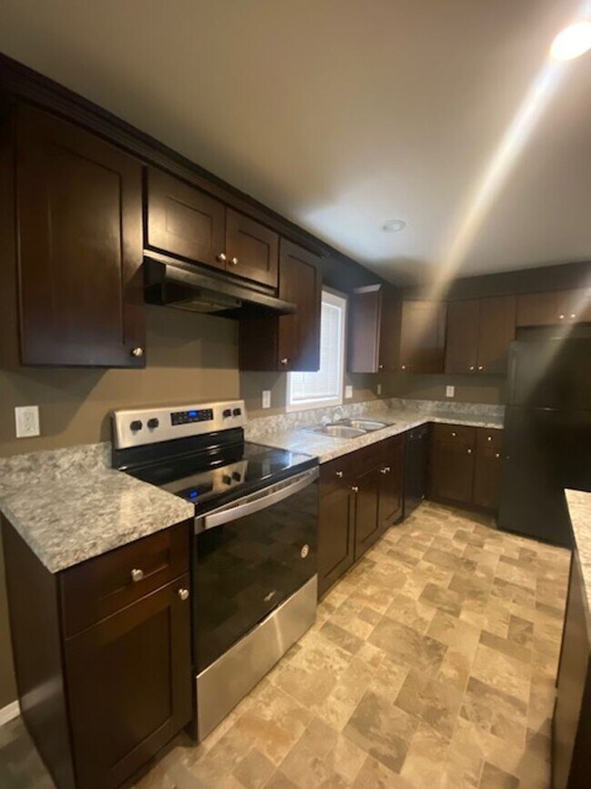 Building Photo - Private Country Living 3 Bedroom Home!