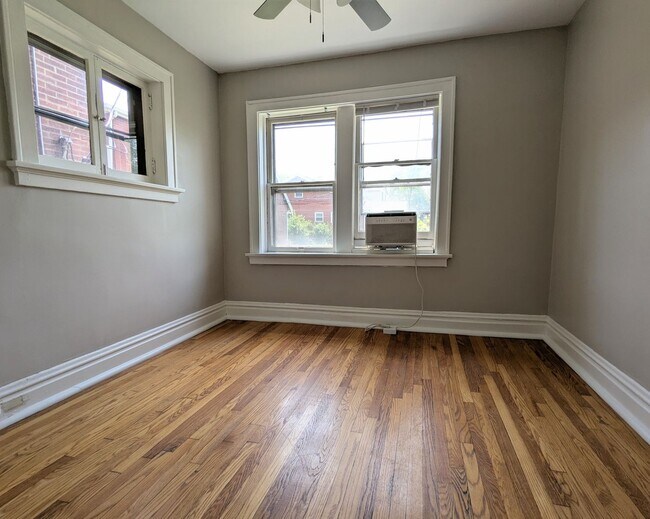 Building Photo - Move-In Special! Freshly Updated Southampt...