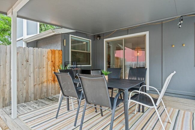 Building Photo - 11011 Jordan Ln